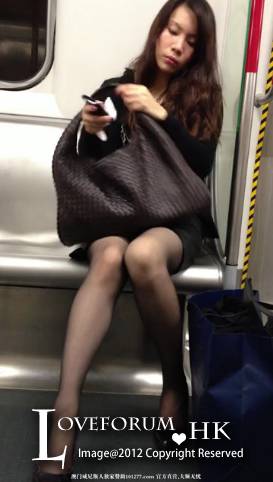 地铁坐在对面的丝袜熟女 [8P]