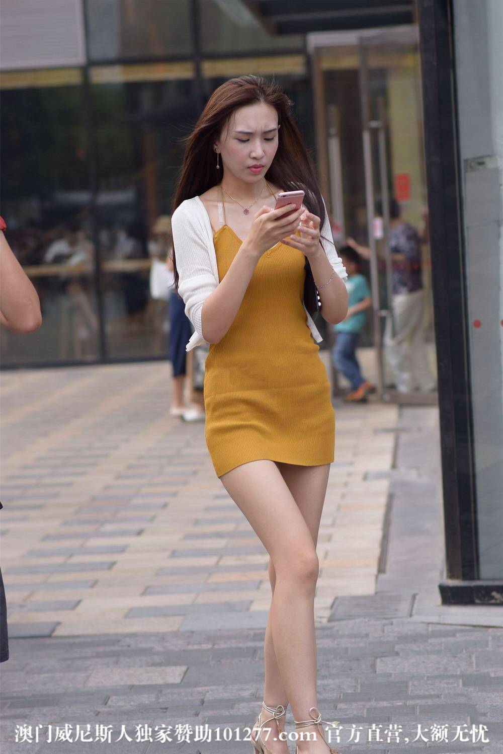 街上黄色上衣看手机的美女【16P】