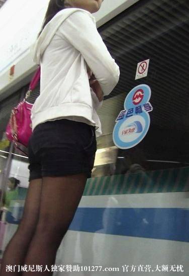 等地铁的黑丝热裤少妇【10P】