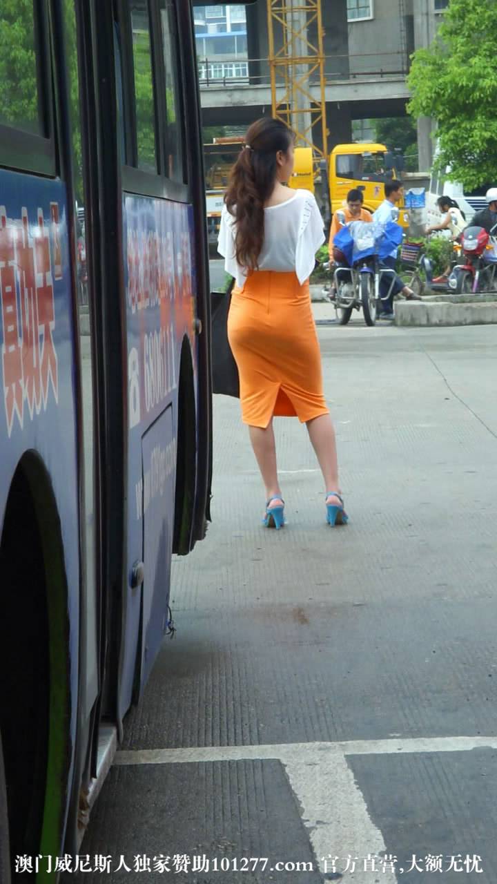 等公交车的小媳妇，这大屁股操起来绝对爽【14P】